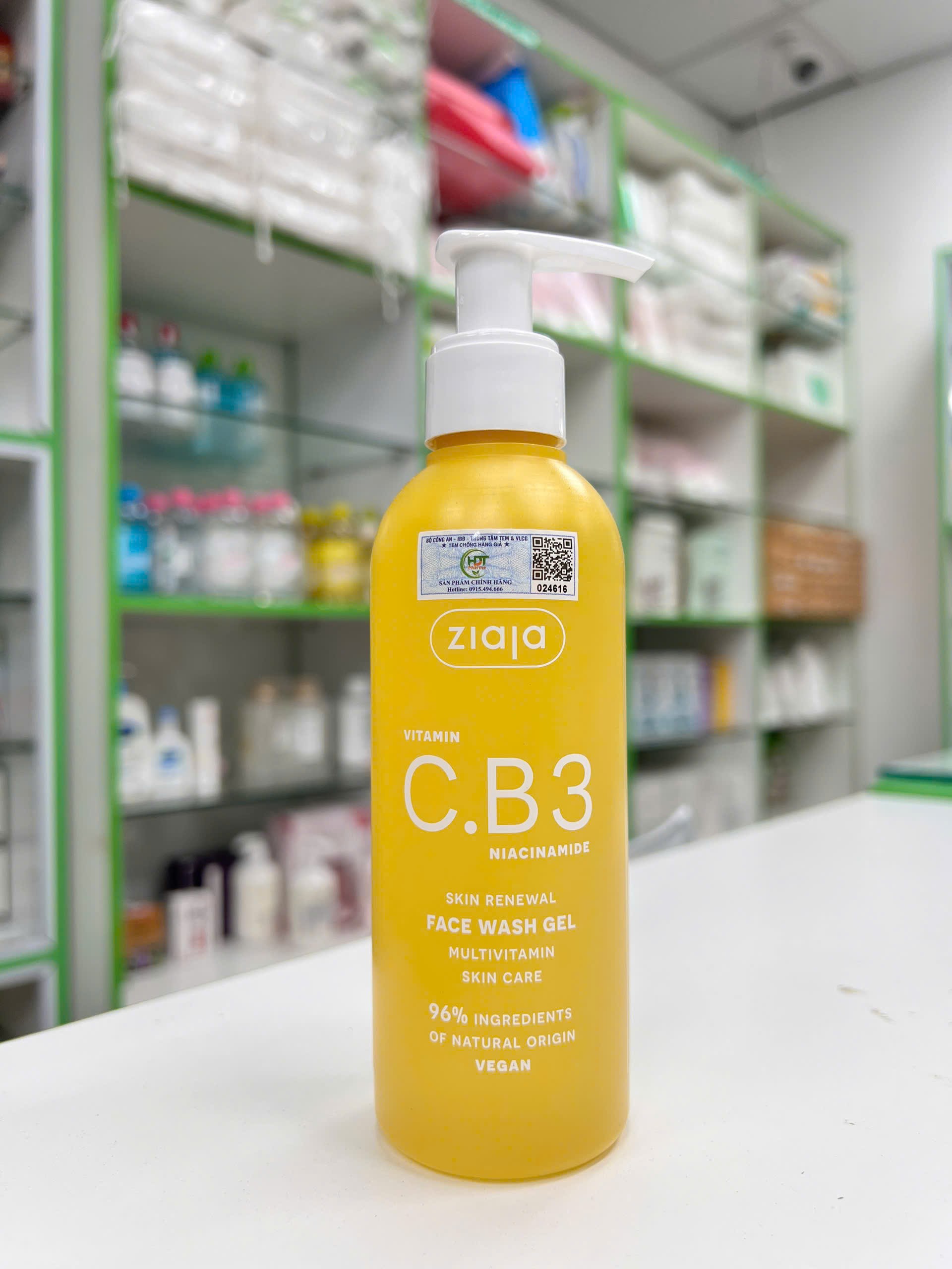 Gel Rửa Mặt Sáng Da C.B3 NIACINAMIDE — chai vàng tươi với nắp bơm trắng