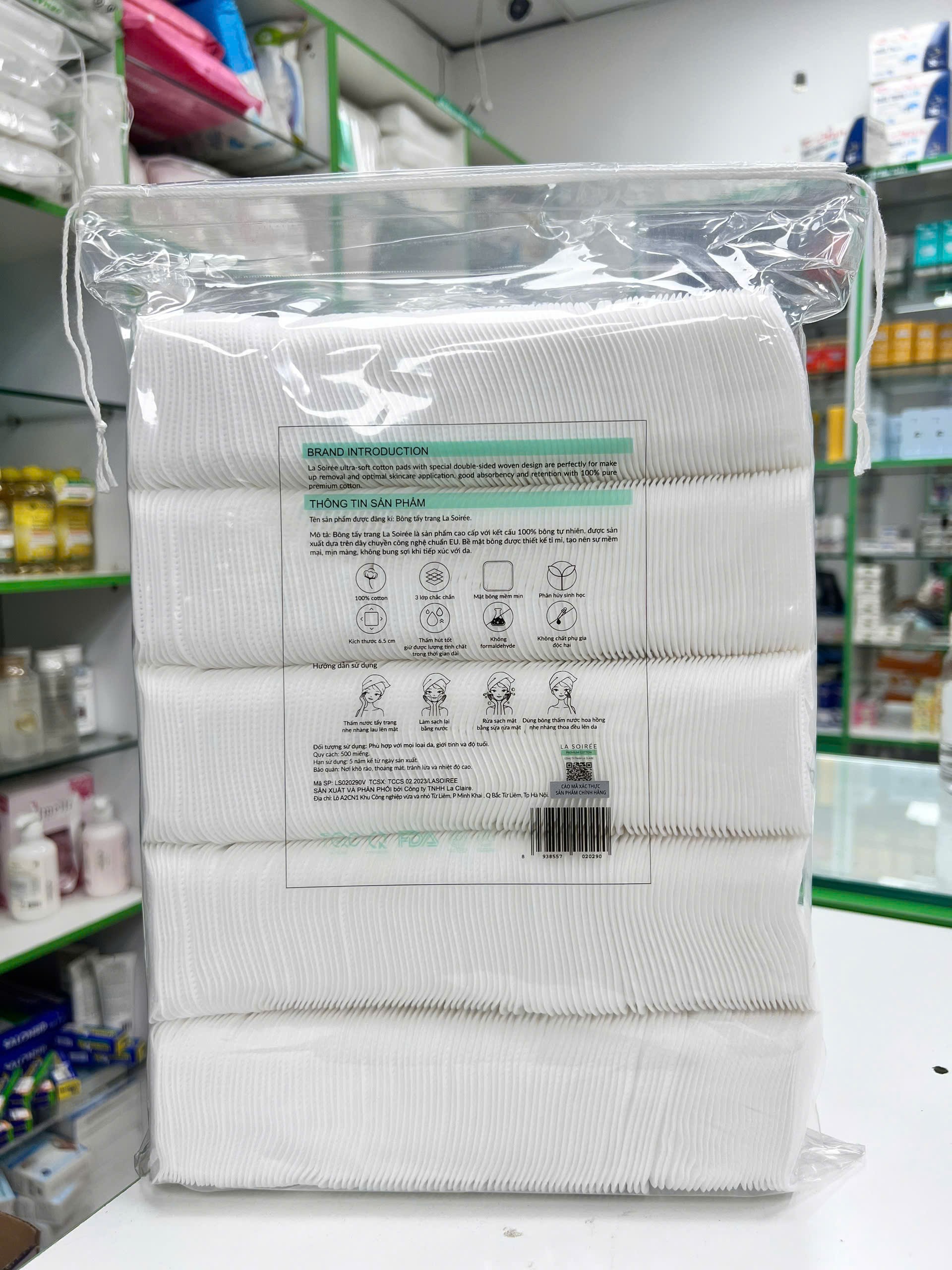 Gói 500 Miếng Bông Tẩy Trang La Soirée 100% Cotton Vuông To, Mềm Mịn, Không Xơ Bông — cận cảnh miếng bông vuông mềm